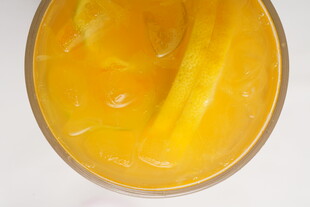 一杯金黄诱人的果汁