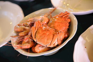 美味螃蟹盛于碗中