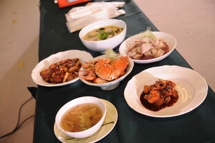 多样美食摆桌展示