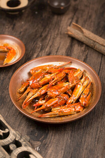 美味香辣蟹钳摆放在瓷盘