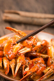 美味香辣蟹钳 筷子夹取瞬间
