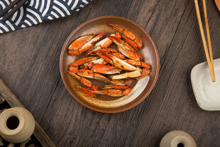 盘中美味蟹钳诱人色泽