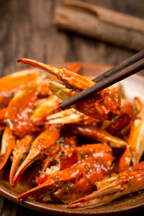 美味香辣蟹钳 筷子夹起诱人
