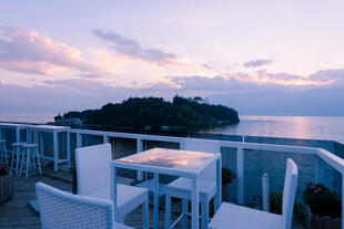 海边露台桌椅的美丽黄昏