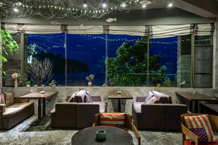 温馨舒适的室内观景休闲区