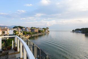 湖畔美景 沿岸建筑风光