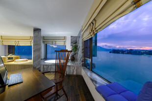 湖畔现代风全景豪华客厅