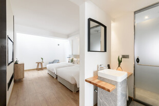 简约风卧室与洗漱区一角