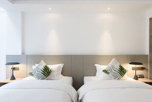 简约双床卧室温馨场景