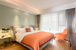 现代简约风温馨卧室空间