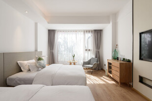 简约现代风格温馨卧室空间