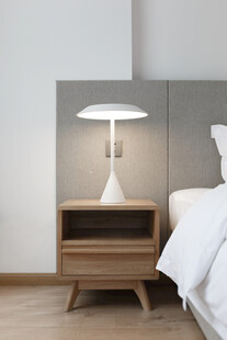 简约床头柜上的台灯
