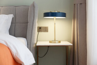 卧室温馨床头台灯场景