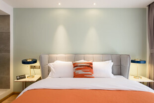 简约温馨卧室床铺场景