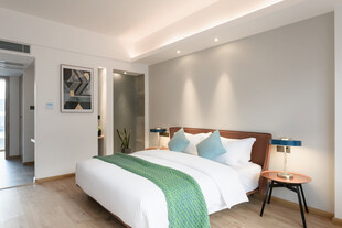 简约现代风格温馨卧室