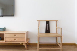 简约木质家具室内一角