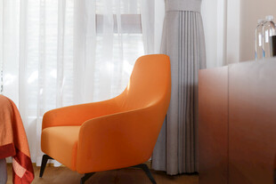橙色单人沙发 温馨家居景