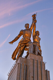 工人与女庄员雕像