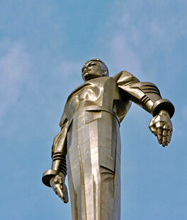 金色宇航员雕塑