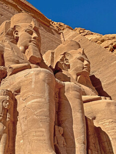 埃及阿布辛贝神庙雕像