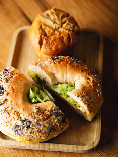 木制托盘上的美味贝果