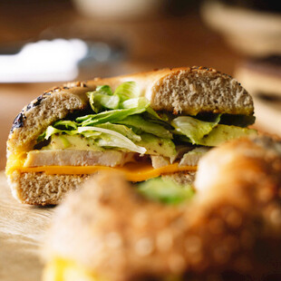 美味鸡肉蔬菜三明治