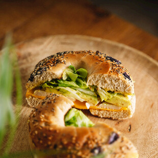 美味牛油果贝果三明治