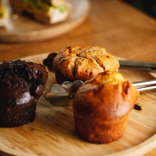 美味多样的松饼摆放在木盘