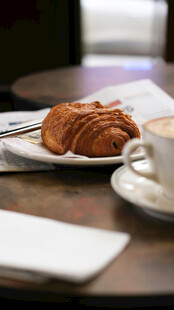 桌上的美味面包与咖啡