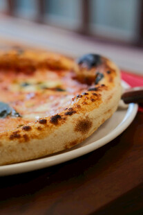 美味披萨置于白色餐盘上