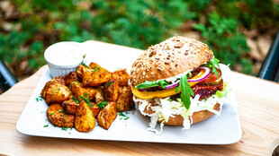 美味汉堡配特色小吃