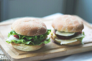 美味双汉堡置于木砧板上