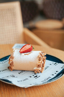 草莓坚果装饰美味小甜点