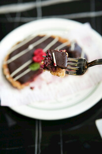 美味甜点搭配精致餐具