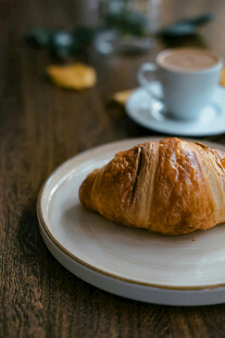 木桌上的美味牛角面包