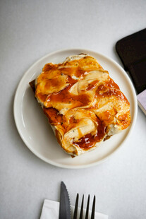 美味芝士千层面摆于盘中