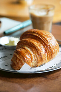 美味牛角包搭配咖啡早餐