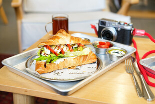 美味三明治搭配饮品与相机