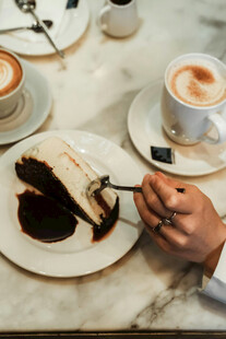 享受美味蛋糕与咖啡时刻