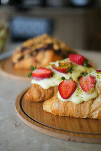 美味草莓夹心牛角面包