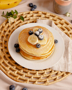 美味蓝莓松饼摆盘特写