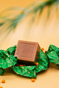 巧克力置于绿叶上的特写