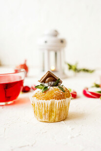 节日美味纸杯蛋糕与茶饮