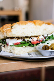 美味三明治置于餐盘上