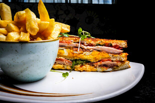 美味三明治配金黄薯条