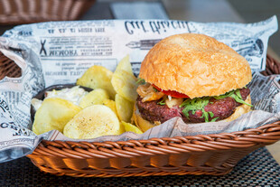 美味汉堡配薯条