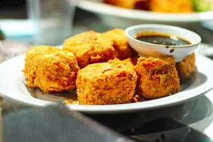 香酥炸丸子配蘸料