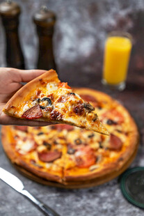 手拿美味披萨特写瞬间