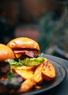 美味汉堡配香脆薯角