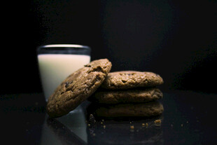 牛奶配曲奇饼干的美味组合